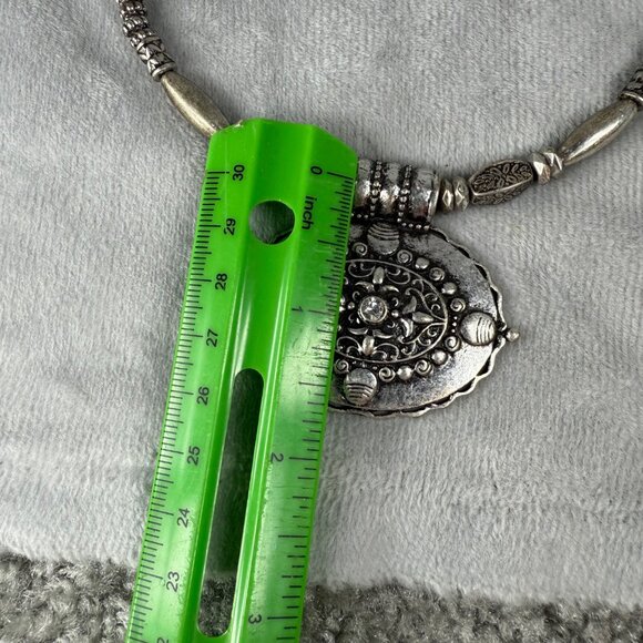 Memory Wire Silver-Tone Choker Length Necklace Ornate Oval Pendant Beaded Accent - Picture 8 of 16